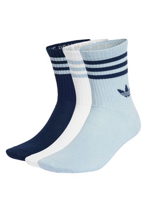 Drei Paar Crew-Socken: dunkelblau, weiß und hellblau. Jede Socke hat breite horizontale Streifen oben und ein Logo auf der hellblauen Socke.
