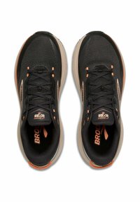 Zwarte hardloopschoenen met een gestructureerde mesh bovenkant, oranje accenten en een gewatteerde zool. Veters door versterkte veterogen geregen.