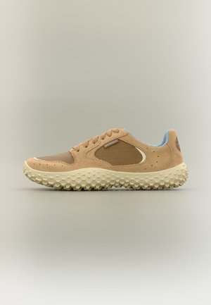 Zapatilla texturizada beige y marrón con suela beige gruesa y logo de Merrell en el lateral, mostrada en perfil lateral sobre fondo neutro.