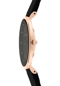 Runde Uhr mit schwarzem Zifferblatt, Gehäuse in Roségold-Ton und schwarzem Silikonarmband. Verfügt über silberne Stundenmarkierungen und eine strukturierten Krone.