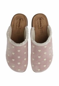 Pantofole rosa chiaro con un'esterno morbido, caratterizzate da un motivo a cuori bianche e una fodera calda e soffice lungo il bordo. Design piatto e con il retro chiuso.