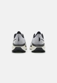 Nike Performance VOMERO - Scarpe da corsa su strada - white/black/pure platinum/vintage green/sail