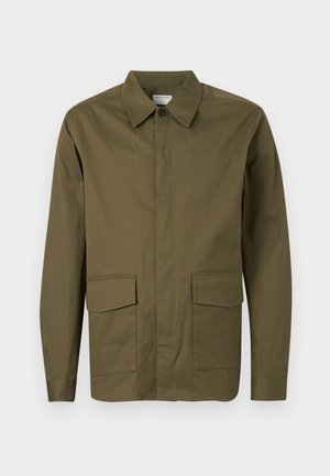 Geacă verde măslinie cu mâneci lungi, guler ascuțit, închidere frontală cu nasturi și două buzunare mari cu clapetă în partea de jos.