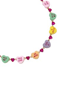 Färggranna hjärtformade pärlor i pastelltoner, med tryckta fraser, varvade med rosa stenar på en förgylld kedja.