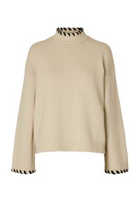 Beige pletený svetr s vysokým výstřihem a černým pruhovaným akcentem na límci. Má široké rukávy a žebrované lemy.