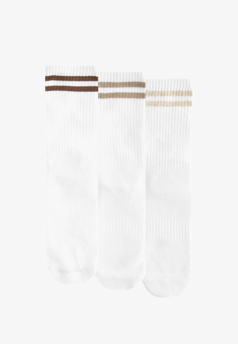 Tre paia di calzini bianchi con texture a coste, caratterizzati da due strisce marroni e una beige sulla parte superiore. Design atletico classico.