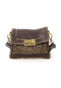 Borsa a mano in pelle marrone con dettagli borchiati color oro e chiusura a fibbia. Presenta una forma piatta e rettangolare e una tracolla staccabile.