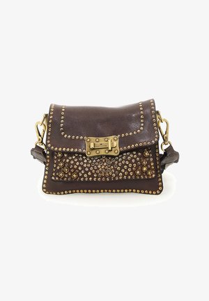 Borsa a mano in pelle marrone con dettagli borchiati color oro e chiusura a fibbia. Presenta una forma piatta e rettangolare e una tracolla staccabile.