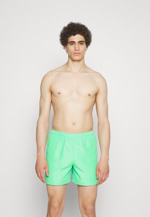 Shorts de bain vert menthe avec une taille élastique, présentant une texture lisse et un design minimaliste. Pas de motifs ou d'accents supplémentaires.