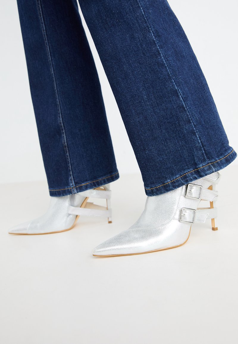 Simmi London Laarzen met hoge hak zilverkleurig Simmi London Laarzen met hoge hak zilverkleurig