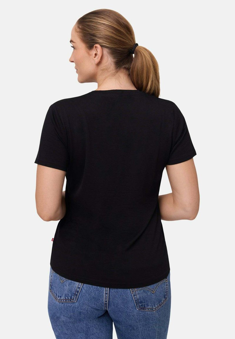 Sort kortærmet t-shirt, blødt stof, almindelig pasform, rund hals, ensfarvet design. Bæres med blå denim jeans med baglommer.