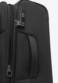 Zwarte roller koffer met een textuurstof buitenkant, voorzien van een combinatie slot, stevige rits en een zijhandgreep voor eenvoudig vastgrijpen.