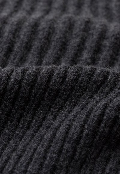 Tessuto a maglia a coste grigio scuro con una superficie morbida e testurizzata, caratterizzato da strisce verticali e un aspetto peloso.