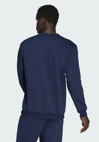 Mørkeblå sweatshirt med lange ærmer, rund halsudskæring, ribbede manchetter og kant. Blød tekstur, ingen synlige mønstre eller logoer.