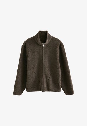 Jachetă din fleece maron cu guler înalt, fermoar complet și buzunare laterale. Materialul texturat are un aspect moale și pufos.