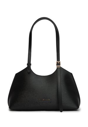 Schwarze Lederhandtasche mit kurzem, gebogenem Griff und einer goldenen Schnalle an einem verstellbaren Riemen, mit einem kleinen, zentrierten Markenlogo.