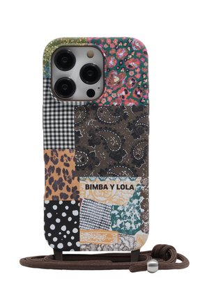 Etui na telefon z wielokolorowymi wzorami patchworkowymi, w tym kwiatowymi, kratkę, panterkę, grochy i wzory paisley, z napisem "BIMBA Y LOLA".