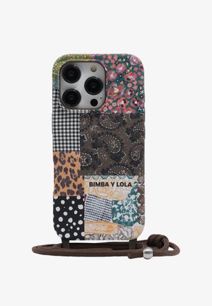 Funda de teléfono con patrones de patchwork multicolor que incluyen diseños florales, cuadros, leopardo, lunares y cachemira, con el texto "BIMBA Y LOLA".