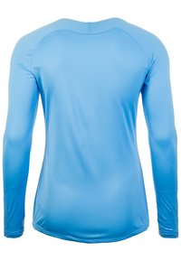 Sininen pitkähihaisessa paidassa on sileä, kevyt kangas. Siinä on pyöristetty kaula-aukko ja kaareva helma takana. Ei n äkyviä kuvioita tai yksityiskohtia.