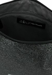 Zwarte glittertas met een gestructureerd oppervlak, ritssluiting en een stoffen voering. Voorzien van een klein label met de tekst "DENIM TOM TAILOR."