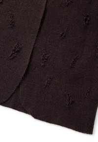 Donkerbruin gebreide stof met textuur, verhoogde accenten en onregelmatige vormen, wat een uniek patroon over het oppervlak creëert.