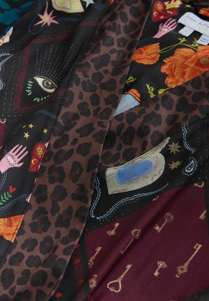 Mehrfarbiger Stoff mit Muster, der Tierdruck, Blumenmotive und verschiedene Motive zeigt, mit einer Mischung aus dunklen und lebendigen Farben.