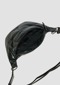 Zwarte leren tas met een glanzende afwerking, driehoekige vorm, ritssluiting en verstelbare schouderband. Heeft een gevoerde binnenkant met vakken.