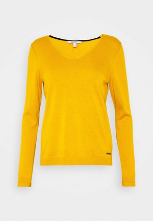 Pull-over jaune à manches longues avec un décolleté en V, fabriqué en maille douce. Présente une bordure noire contrastante et un petit logo en accent au bas.