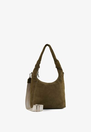 Borsa in camoscio verde oliva con morbida tracolla e ampia tracolla regolabile beige rimovibile, su sfondo bianco.