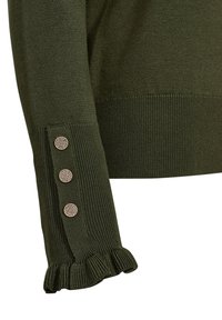 Donkergroene gebreide trui met een mouw die drie metalen knopen en een gerimpelde zoom bij de manchetten heeft. Zachte textuur en een aansluitend ontwerp.