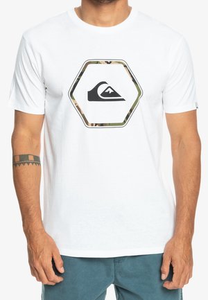 Biała bawełniana koszulka z krótkim rękawem, z heksagonalnym logo w kamuflażu z czarnym wzorem fali w centrum. Okrągły dekolt.