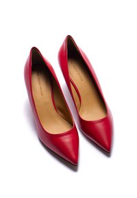 Scarpe con tacco alto in pelle rossa con punta affusolata e finitura liscia. L'interno presenta un rivestimento beige con marchio impresso.