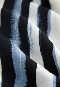 Pamut szövet fekete, világoskék és fehér vízszintes csíkokkal. A csíkok szélessége változó, texturált felülettel.