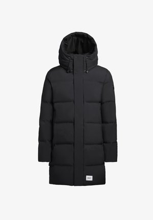 Fekete puffdzseki kapucnival, steppelt mintával, elülső cipzárral és egy kis logóval az alsó szegélyen.