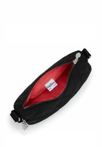 Borsa in tessuto trapuntato nera con un interno rosso brillante e zip argentata, dotata di un charm decorativo e etichetta del marchio 'Kipling' all'interno.