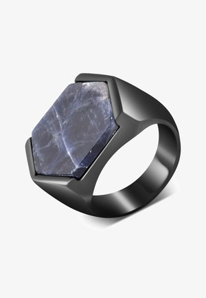 Melna metāla gredzens ar lielu, sešstūrveida tumši zilu akmeni, kurā redzama struktūra un kristālu raksti. Gluda, moderna dizaina.