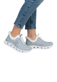 Hellblaue Sportschuhe mit weißen Akzenten, runder Form, strukturiertem Veloursleder-Obermaterial und Gummisohle mit Belüftungslöchern.