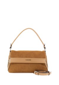 Bruine suède handtas met een soepele lichtbruine leren basis en accenten. Beschikt over een handvat aan de bovenkant en een afneembare schouderriem. Logo aan de voorkant.