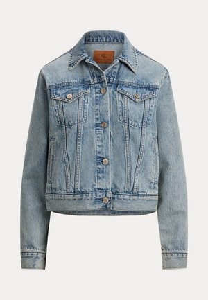 Ανοιχτό μπλε τζιν μπουφάν με μακριά μανίκια, μυτερό γιακά και δύο τσέπες στο στήθος. Διαθέτει ασημί κουμπιά και ελαφρώς κοντό μήκος.