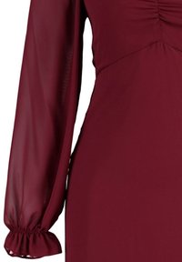 Burgunderfarbenes Kleid mit figurschmeichelndem Oberteil und langen, durchsichtigen Puffärmel, ausgestattet mit gerafften Details an den Schultern und einem gerafften Naht.