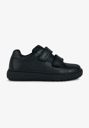 Sneakers in pelle nera con due cinghie regolabili in Velcro, suola in gomma nera texturizzata e punta arrotondata. Design minimalista con cuciture sottili.