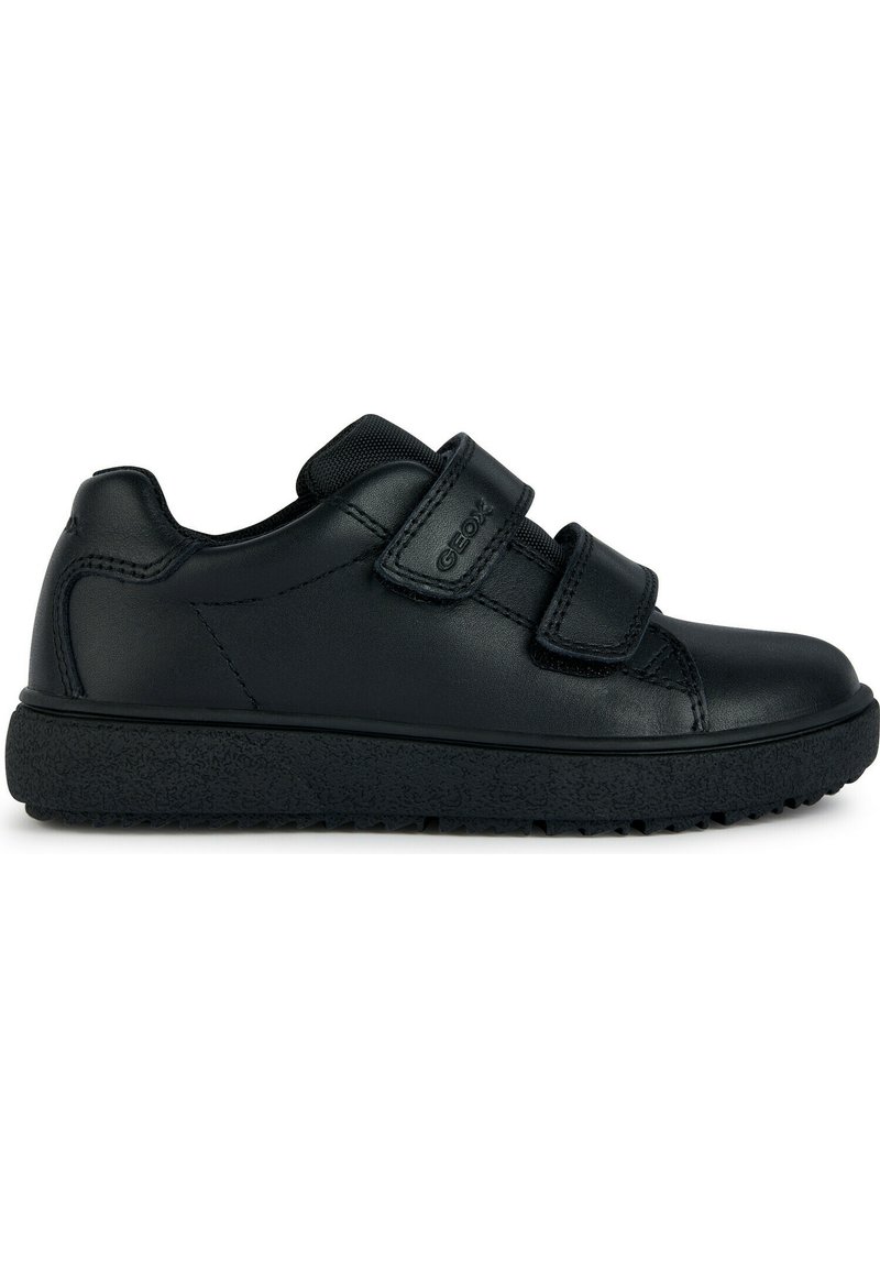 Sneakers in pelle nera con due cinghie regolabili in Velcro, suola in gomma nera texturizzata e punta arrotondata. Design minimalista con cuciture sottili.