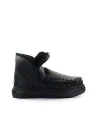 Stivale alla caviglia in pelle nera con texture simile alla suede, dettagli in cucitura, un accento di pelliccia sul colletto e suola in gomma.