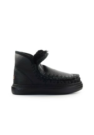 Stivale alla caviglia in pelle nera con texture simile alla suede, dettagli in cucitura, un accento di pelliccia sul colletto e suola in gomma.