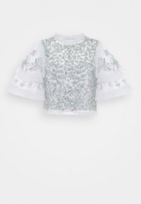 Haut blanc court avec manches courtes volantées. Présente une broderie complexe de perles argentées et de sequins avec des motifs floraux. Texture douce.