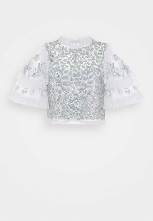 Weißes, kurz geschnittenes Oberteil mit kurzen, gerafften Ärmeln. Verziert mit filigraner silberner Perlen- und Paillettenstickerei in floralem Muster. Weiche Textur.