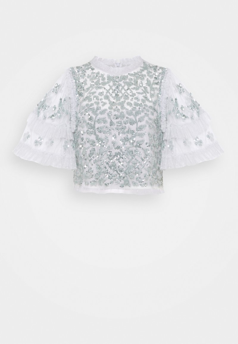 Haut blanc court avec manches courtes volantées. Présente une broderie complexe de perles argentées et de sequins avec des motifs floraux. Texture douce.