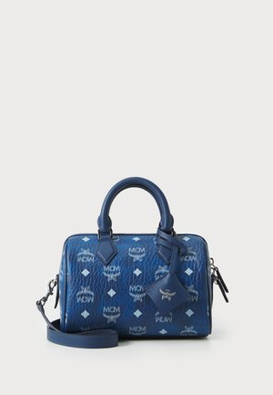 Blaues Lederhandtasche mit geprägtem MCM-Logo-Muster. Verfügt über zwei Griffe, einen abnehmbaren Schultergurt und rhombusförmige Akzente.