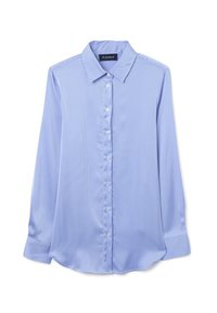 Camisa de manga larga azul claro con rayas verticales, cuello puntiagudo, botonadura frontal y puños de un solo botón; textura de tela suave.
