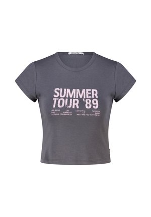 Donkergrijze cropped T-shirt met korte mouwen en roze tekst "SUMMER TOUR '89" op de borst in een verweerd lettertype.